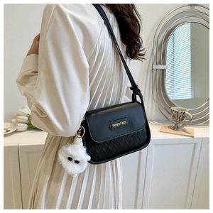 Borsa a spalla trapuntata nera con logo dorato e ciondolo a forma di mostro bianco