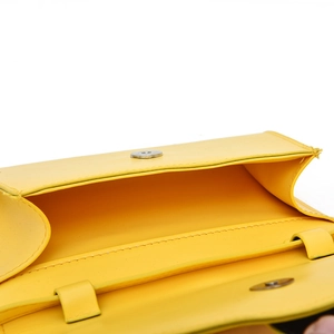 Dettaglio della borsa a bustina giallo brillante con doppia chiusura magnetica interna