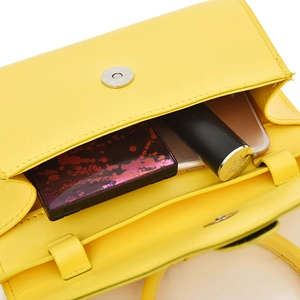 Interno della borsa a busta gialla con spazio per smartphone e prodotti di bellezza