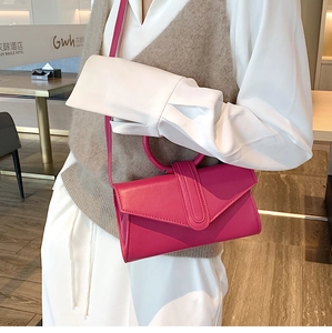 Elegante borsa a busta rosa magenta con manico rotondo e tracolla sottile in pelle