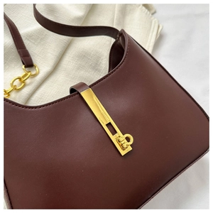 Vue détaillée du sac croissant caramel avec fermoir doré et bandoulière chaîne