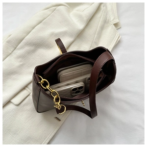 Sac bandoulière marron foncé avec espace pour portefeuille long et un smartphone