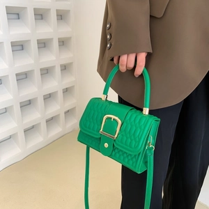 Borsa a tracolla quadrata verde goffrata con fibbia dorata e manico elegante