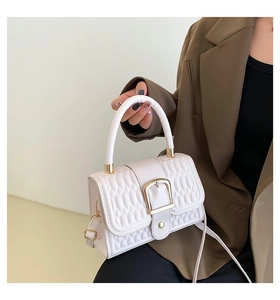 Borsa a tracolla trapuntata bianca con fibbia quadrata dorata e dettagli a onde