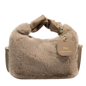 Sac à main en peluche kaki avec poignée en cuir torsadé et chaîne dorée sur fond blanc