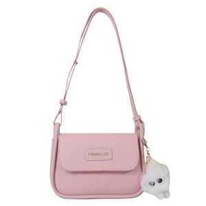 Borsa a tracolla rosa trapuntata con logo in metallo e ciondolo gatto di peluche bianco