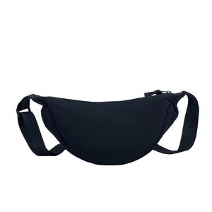 Sac bandoulière minimaliste en nylon noir en forme de lune avec bandoulière ajustable
