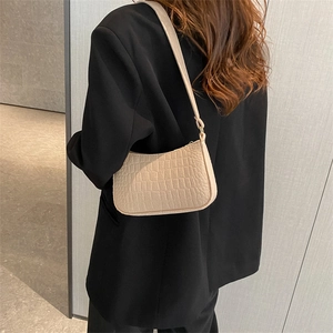 Sac à épaule baguette beige chic pour femme avec motif crocodile et style minimaliste