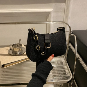 Sac sous le bras chic en similicuir crocodile noir avec chaîne en acrylique