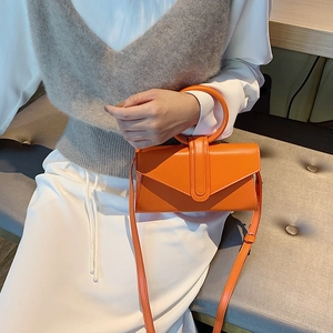Moderna borsa a busta arancione con manico rotondo e tracolla regolabile da donna