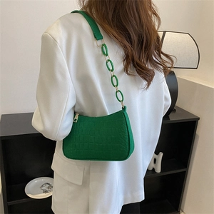 Sac sous le bras vert en similicuir croco avec chaîne acrylique et design demi-lune
