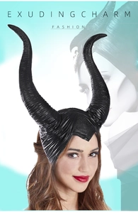 Vista dettagliata delle corna nere di Maleficent in ecopelle testurizzata per cosplay