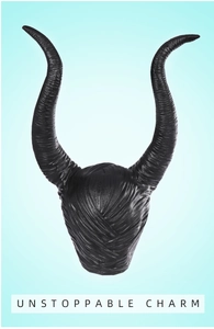 Primo piano dei dettagli della trama delle corna nere di Malefica per il cosplay