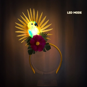 Tropisches LED-Stirnband mit buntem Papagei und Blume im leuchtenden Modus