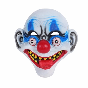 Gros plan du masque de clown effrayant avec maquillage bleu et langue rouge