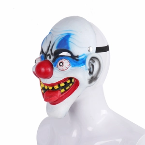 Détail macro du masque de clown terrifiant avec yeux injectés de sang et langue rouge