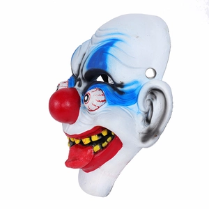 Vue détaillée d'un masque de clown d'horreur en mousse PU avec motifs bleus et langue rouge