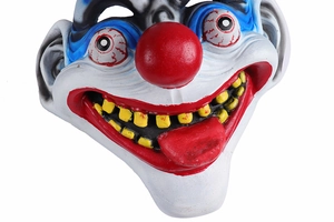 Détail du masque de clown en mousse PU montrant les textures de peau et traits effrayants
