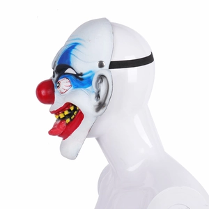 Détail du masque de clown effrayant avec peinture bleue et globes oculaires rouges