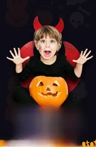 Dettaglio del cerchietto con corna da diavolo rosse glitterate e zucca di Halloween
