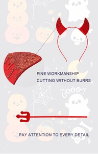 Dettaglio del cerchietto con corna da diavolo rosse glitterate e forcone Halloween