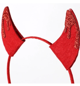 Dettaglio del cerchietto con corna da diavolo rosse ed effetto sangue glitterato per Halloween