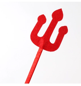 Dettaglio del tridente del diavolo in feltro rosso per costumi di Halloween
