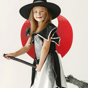Costume di Halloween per bambini con abito a ragnatela argentata e scopa coordinata