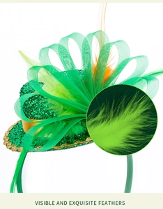 Vue détaillée du mini chapeau à paillettes vertes et des plumes douces du serre-tête Saint-Patrick