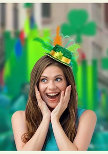 Détail du serre-tête mini chapeau Saint-Patrick avec paillettes vertes plumes et trèfle