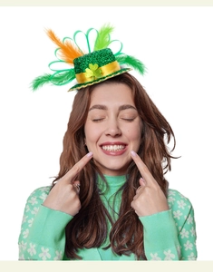 Détail du mini haut-de-forme St Patrick avec paillettes vertes et plumes festives