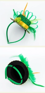 Vue détaillée du mini chapeau de fête Saint-Patrick avec paillettes et motif trèfle