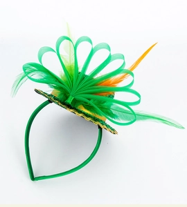 Détail d'un serre-tête Saint-Patrick avec mini chapeau, plumes et filet vert