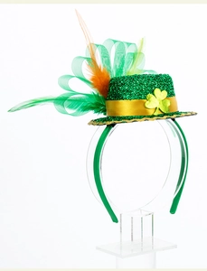 Détail d'un serre-tête mini haut-de-forme Saint-Patrick avec plumes vertes et paillettes
