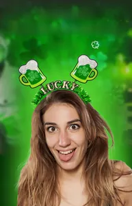 Détail d'un serre-tête Saint-Patrick avec lettres chanceuses et décor de bière