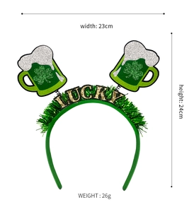 Détail du serre-tête de la Saint-Patrick avec tasses de bière vertes et texte Lucky