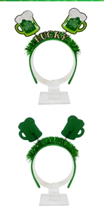 Détail de serre-tête Saint-Patrick avec tasses de bière trèfle et texte Lucky