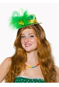 Détail du serre-tête mini chapeau St. Patrick vert à paillettes avec trèfle et plumes