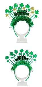 Vue macro du serre-tête Saint-Patrick avec trèfles verts et inscription brillante