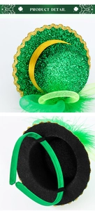 Détails du mini chapeau de la Saint-Patrick avec plumes et paillettes dorées sur serre-tête