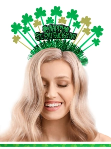 Modèle portant un serre-tête St. Patrick vert avec trèfles et texte festif pailleté