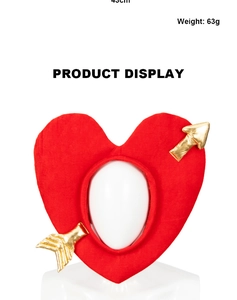 Détail de la coiffe en peluche cœur rouge avec flèche de cupidon, taille 43cm et poids 63g