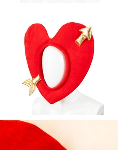 Détail d'une coiffe en forme de cœur rouge avec flèche dorée pour costumes de la Saint-Valentin