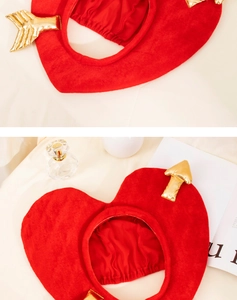 Détail de la coiffe cœur rouge en peluche avec flèches de Cupidon pour costume d'animal