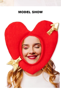 Détail de la coiffe en cœur rouge avec flèche de Cupidon dorée pour cosplay Valentin