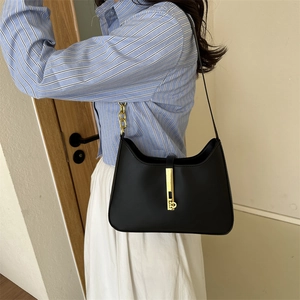 Sac sous le bras noir vintage avec boucle dorée et détail de bandoulière chaîne
