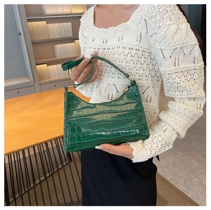 Elegante donkergroene Hobo-okseltas met krokodillenpatroon en gouden ritsdetails