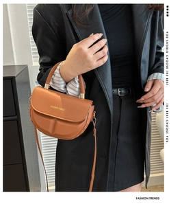 Bolso semicircular de cuero PU marrón con textura en relieve y letras doradas de moda