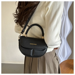Detalle del bolso de montura semicircular negro con cuero PU plisado y herrajes dorados