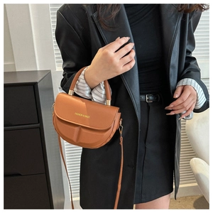 Bolso de montura semicircular marrón con asa y letras doradas para mujer